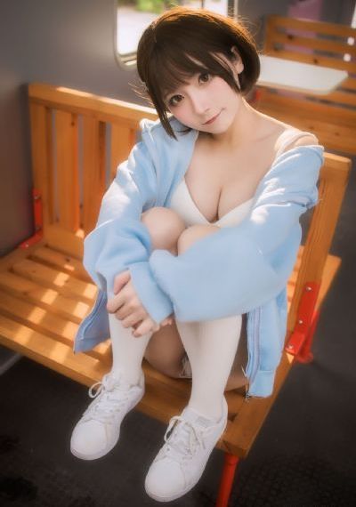 隔着衣服轻揉她的胸